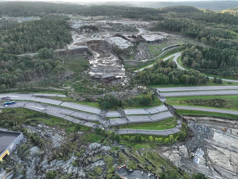 Slik så motorveien ut etter at raset hadde gått i september i fjor. Foto: Trafikverket