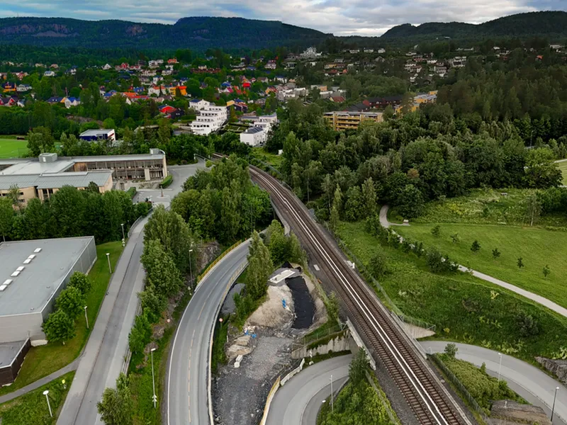 Dronebildet viser området der den midlertidige sykkelbroen vil bli løftet på plass.