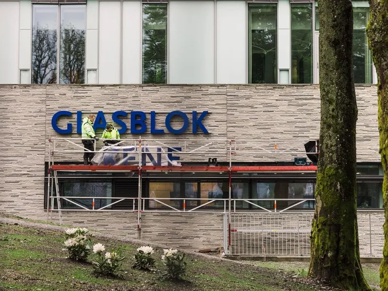 Glasblokkene reiser seg – bokstav for bokstav.