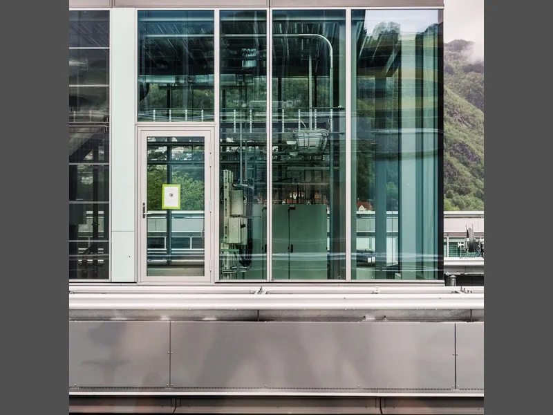 De tekniske rommene er kledt i gjennomsiktige solceller.