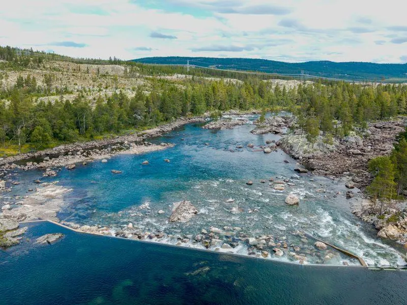 Dam, vann, elv, skog, himmel. Foto.