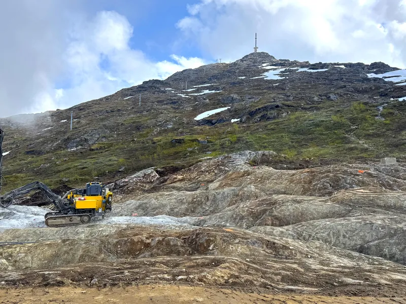 SKIANLEGGSARBEID: Planering for bunnstasjon ny stolheis. Foto: Narvik Ski Resort