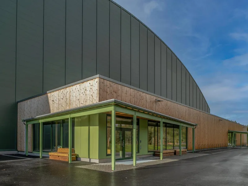 Inngangsparti ved Granåsen fotballhall i Granåsen Idrettspark, utformet av Asplan Viak.