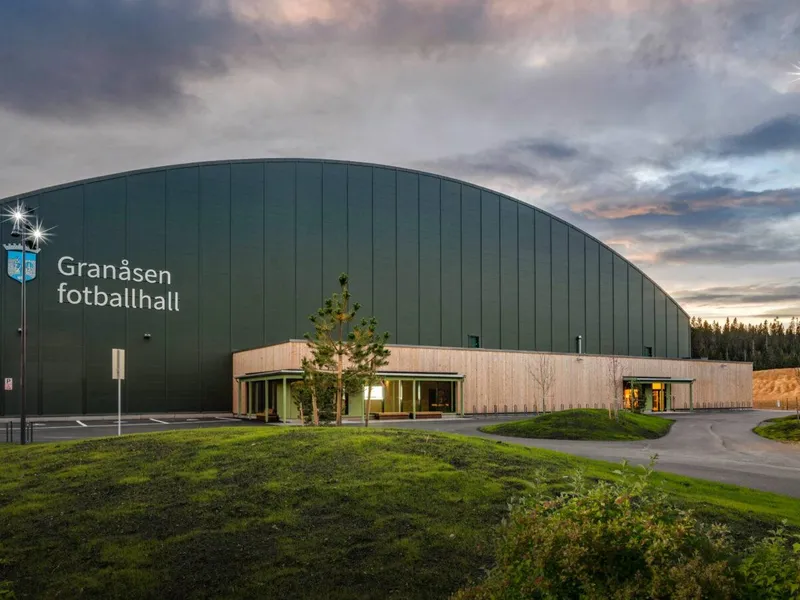 Granåsen fotballhall i Granåsen Idrettspark, utformet av Asplan Viak i samarbeid med NCC og Trondheim kommune.