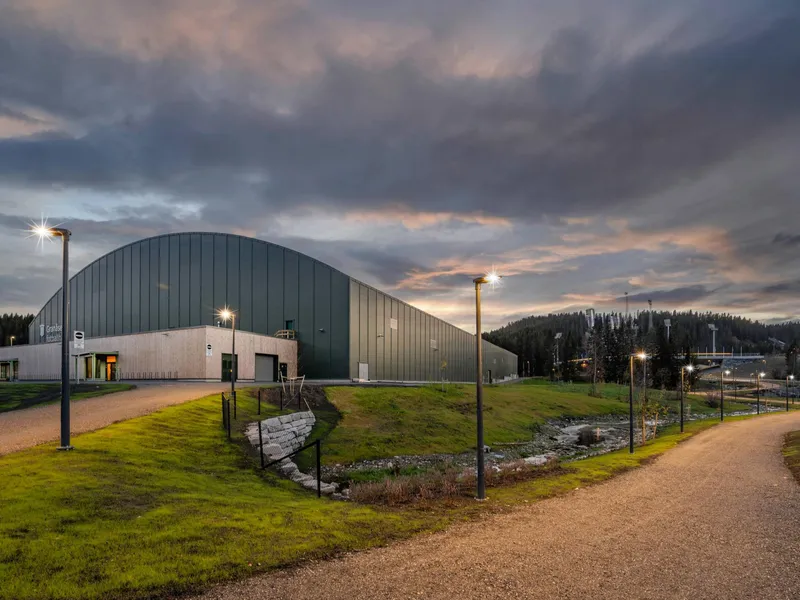 Granåsen fotballhall med tilhørende gangsti i Granåsen Idrettspark, utformet av Asplan Viak.