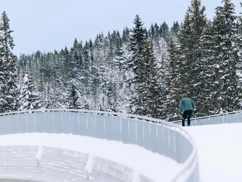 Skiløper i skianlegget i Granåsen idrettsanlegg