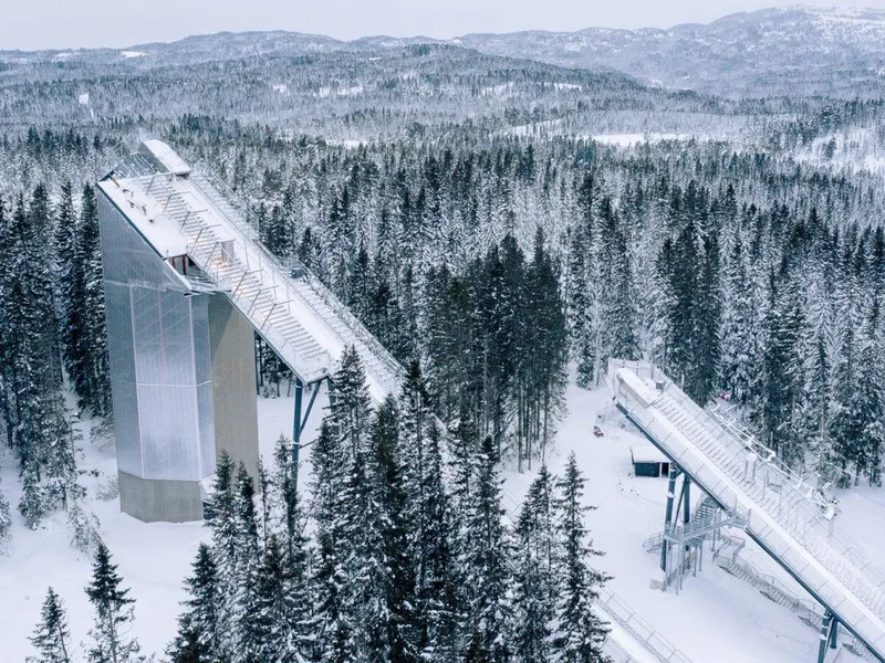 Hoppbakkene i Granåsen idrettsanlegg med snø