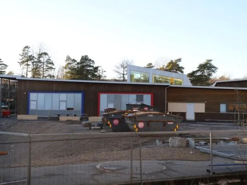 Bildet viser skolen med hjerterommet som stikker opp over taket.