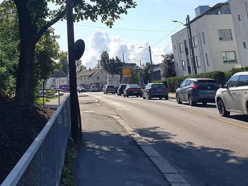I anleggsperioden blir Griniveien innsnevret til ett kjørefelt. Reis kollektivt for å unngå å stampe i kø i rushtida, oppfordrer Vegvesenet de som bruker Griniveien som pendlervei. (Foto: Statens vegvesen)