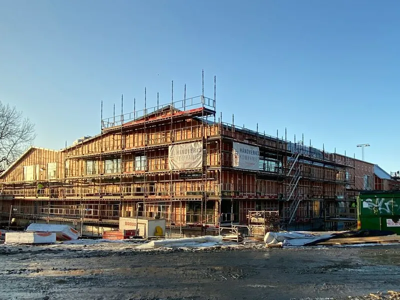 Det er knyttet høye miljø- og energikrav til det nye flerbrukshuset, som blant annet får passivhusstandard, sentralt driftskontrollanlegg, grønt tak tilrettelagt for solcellepanel, samt fjernvarme fra Fortum. I tillegg har Kultur- og idrettsbygg gjennom hele byggeprosessen på Grorud bestreber seg på å bruke miljøvennlig betong og resirkulerbart stål. Foto: Kultur- og idrettsbygg