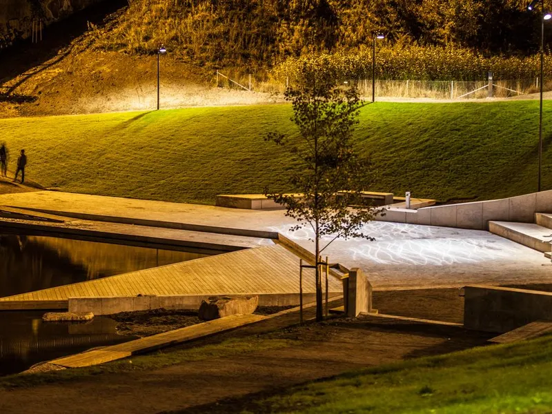 Kreativt belysningskonsept på kveldstid. Foto