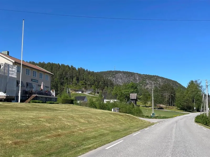 Foto av parti av fylkesveg 3796 ved Dåsnesmoen uten gang- og sykkelveg - Klikk for stort bilde