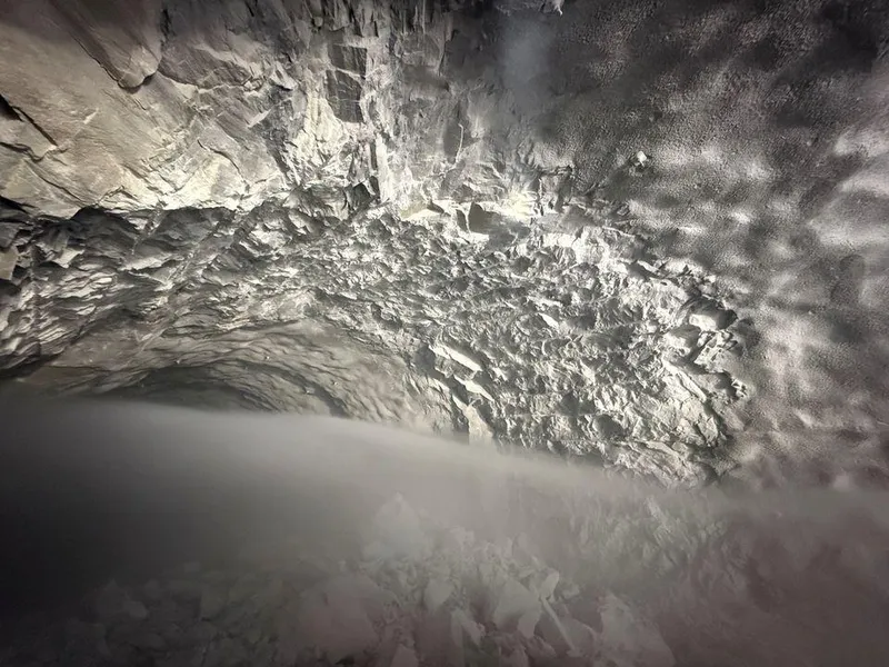 Bildet viser røysa og sporene etter gjennomslagssalven i Gullbergtunnelen.