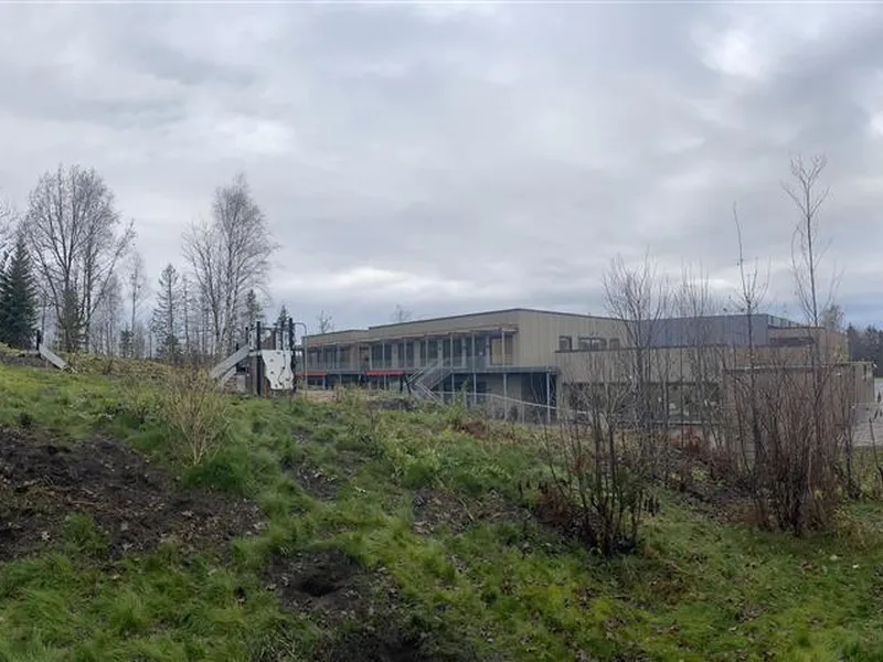 plen, småbuskas og bygning i bakgrunnen - Klikk for stort bilde