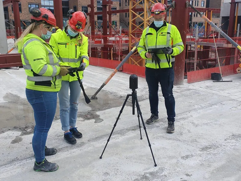 F.v. arbeidsleder Synnøve Primdahl Haug, NysgjerrigPer Matilde R. Belsvik og produksjonsleder Richard Hjørnstad.