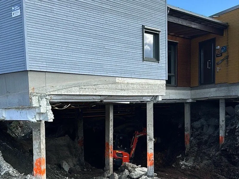 Massene under Sandfjæra barnehage i Malvik ble gravd ut i fem seksjoner av ulik størrelse. Slik så det ut under barnehagen i september i fjor. Foto: Fossli Maskin.