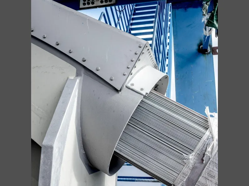 Brua holdes oppe av 40 bærekabler. Hver av disse er bygget opp av 127 ståltråder, som hver er 5,69mm i diameter. Totalt holdes altså brua reist av 5080 ståltråder. Foto: Ragnhild Heggem Fagerheim
