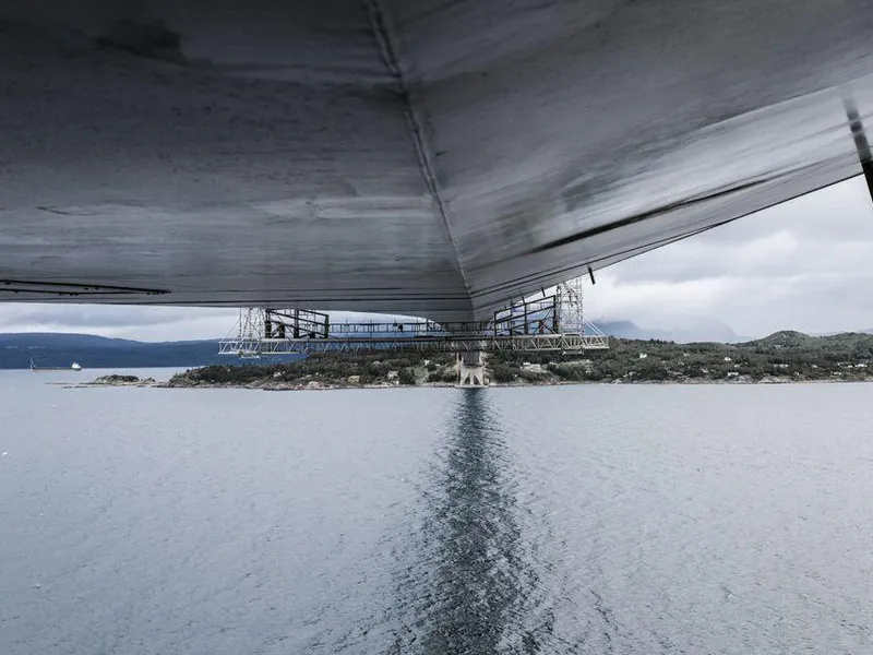 Hålogalandsbrua sett fra undersiden av selve brua. Foto: Ragnhild Heggem Fagerheim