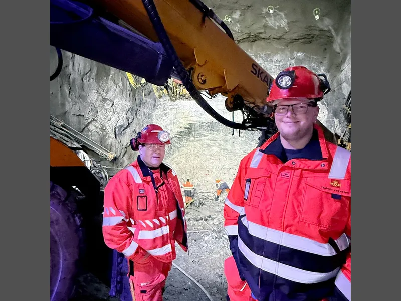 15 000_005.jpg  Skanska passerer 15 000 meter drevet tunnel på OPS Hålogalandsvegen.  I marmorhvelvet i Gullberg øst, som vender ut mot Tjeldsundbroen står fra venstre: Statens vegvesen ved Henning Larsen og Bjørn-Einar Hansen.