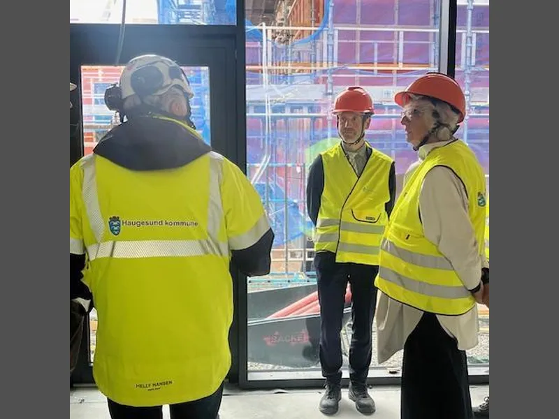 Formannskapet på omvisning 11. september på nye Haraldsvang skole. - Klikk for stort bilde