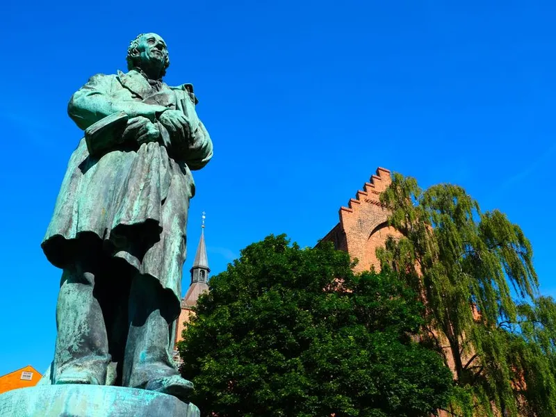 H.C Andersen Statue og Odense katedral_Foto- Odense City Museums