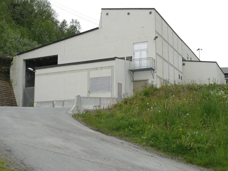 ABB leverer 145 kV gassisolert bryteranlegg og annet elektrisk utstyr til nye Heggen transformatorstasjon i Harstad som skal erstatte den nåværende på bildet. Oppgraderingen gir økt forsyningskapasitet og sikker strømforsyning til byen.