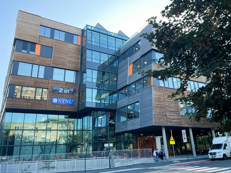 Bilder fra offisiell åpning av Helgasetr-bygget 02 september 24 med inviterte gjester, taler og underholdning.