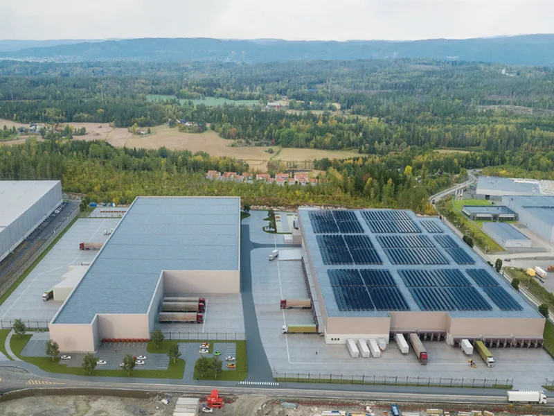 NY TERMINAL: Helthjems nye hovedterminal på Vestby skal stå klar sommeren 2023. Bygget får solceller på taket og skal kunne håndtere en firedobling av dagens volum. Foto: Helthjem