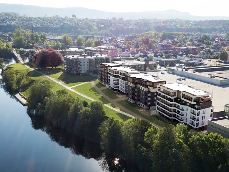 På Herkules Park skal det bygges totalt 85 boliger fordelt på fire leilighetsbygg, rett ved Hjellevannet i Skien. Illustrasjon: Arkitektkontoret Point.