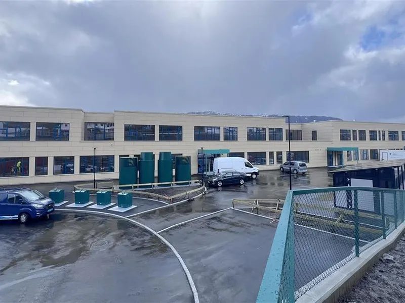 Bygning sett utenfra - Klikk for stort bilete