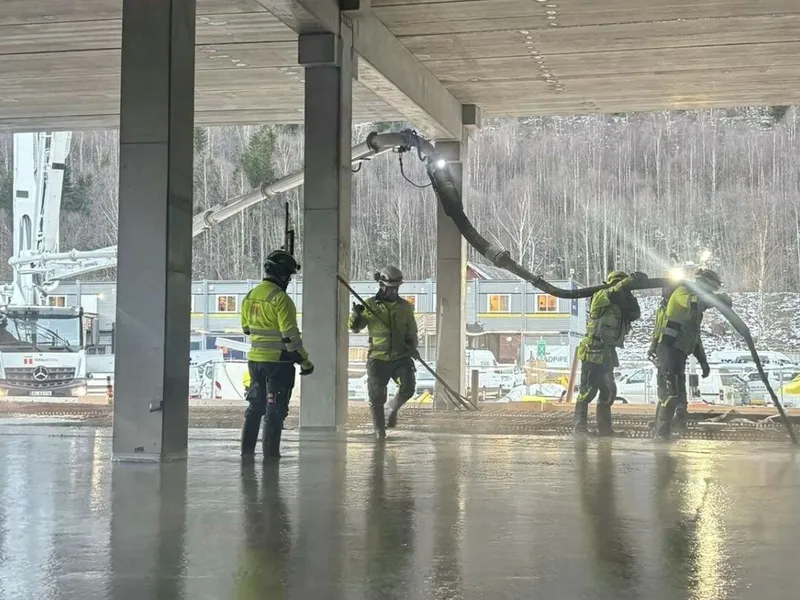 Totalbetongs totalentreprisekontrakt har en verdi på cirka 1,7 milliarder kroner og omfatter byggingen av et 320 meter langt og totalt 27.000 kvadratmeter stort oppdrettsanlegg.. Foto: Totalbetong.