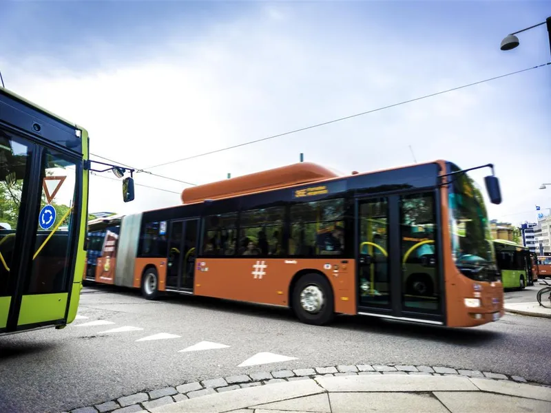 Hensikten med prosjektet er å bidra til å øke kollektivtransportens attraktivitet langs strekningen på kort sikt.  - Klikk for stort bilde