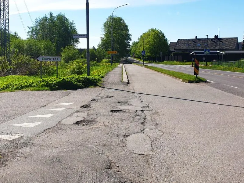 Bildet viser fv.3194 med slitt asfalt og området hvor det skal bygges ny bussholdeplass.