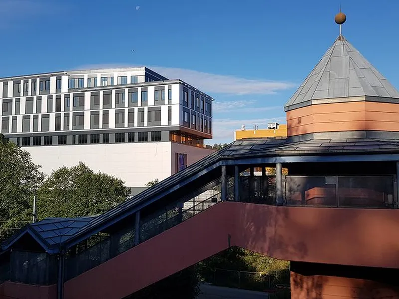 Holmlia senter med den ikoniske togstasjonen i forgrunnen. Foto: OBOS