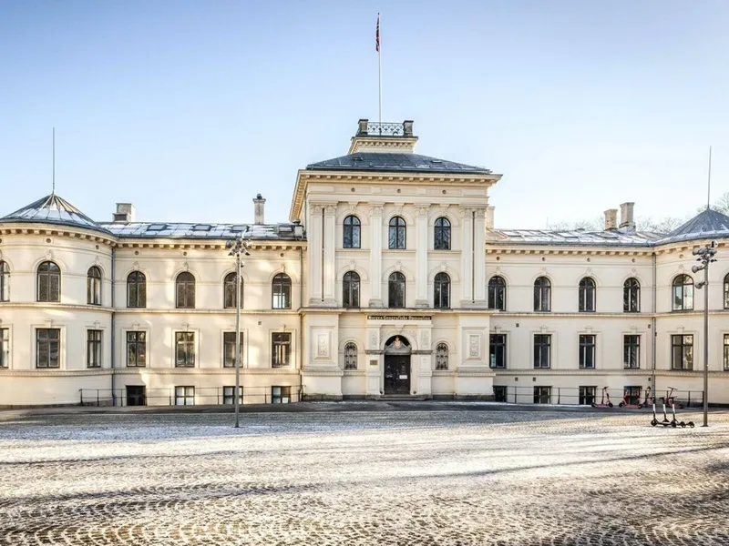 St. Olavs gate 32 er tegnet av arkitekt Wilhelm von Hanno, og er i sen nyklassisk stil. Etter at hovedbygget sto ferdig i 1880, forble eiendommen Statens kartverks hovedkvarter i nesten 100 år. Foto: Statsbygg.