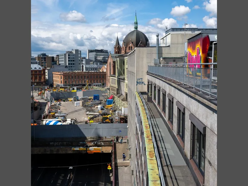 Slik ser området rundt Møllergata 37 ut i dag. Åpningen av Hoxton Oslo, det nye regjeringskvartalet, regjeringsparken og fotohuset Deich vil gi et solid løft til Hammersborgområdet.