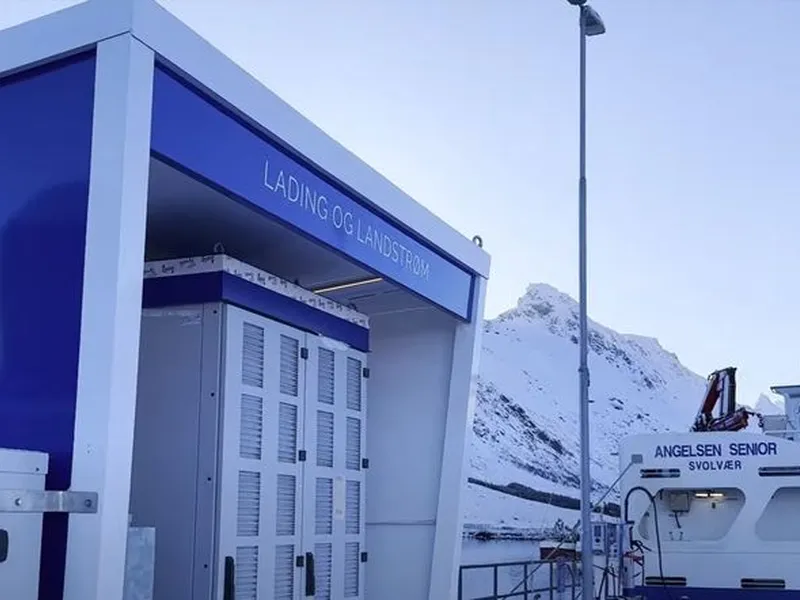 Plug åpner verdens første hurtigladeanlegg for fiskefartøy i Ramberg havn, Lofoten.