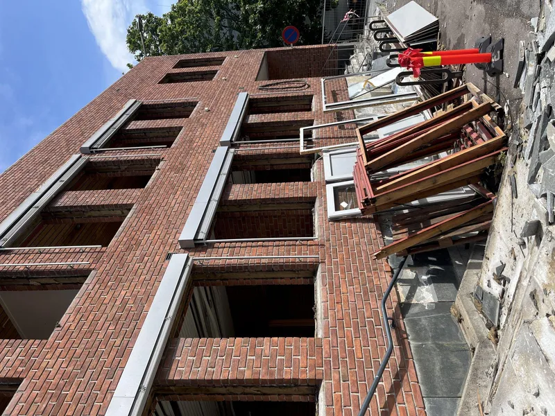 Murbygget Brunosten uten vinduer.