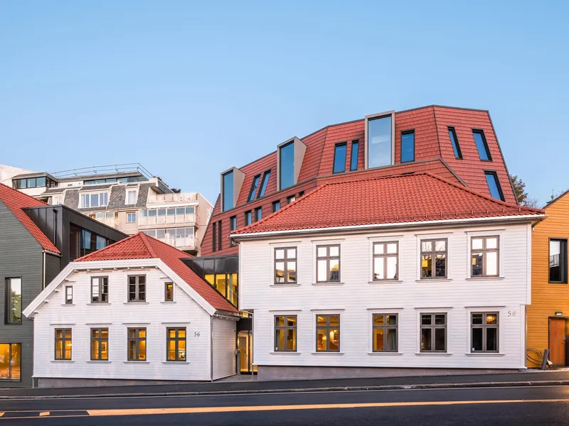 Gateplan med nye og gamle fasader. Foto