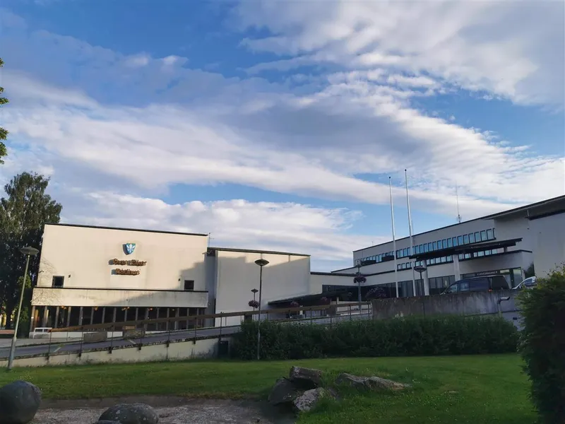Rådhuset i Hokksund og borggården rundt pusses opp for 3,5 millioner kroner høsten 2023.  - Klikk for stort bilde