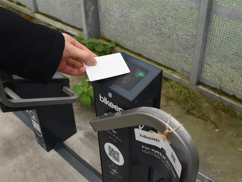 Det er svært enkelt å opna sykkelstativa med kort - Klikk for stort bilete