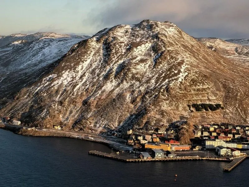 Storefjellet representerer stor rasfare for deler av Honningsvåg sentrum. Foto: NVE.
