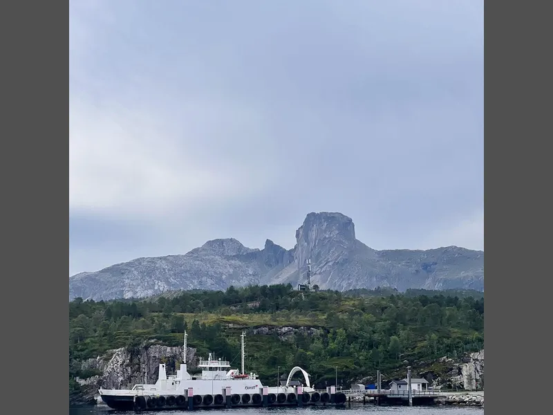 Ferje ligger til kai. Høye fjell i bakgrunnen. Sommer. Foto. - Klikk for stort bilde