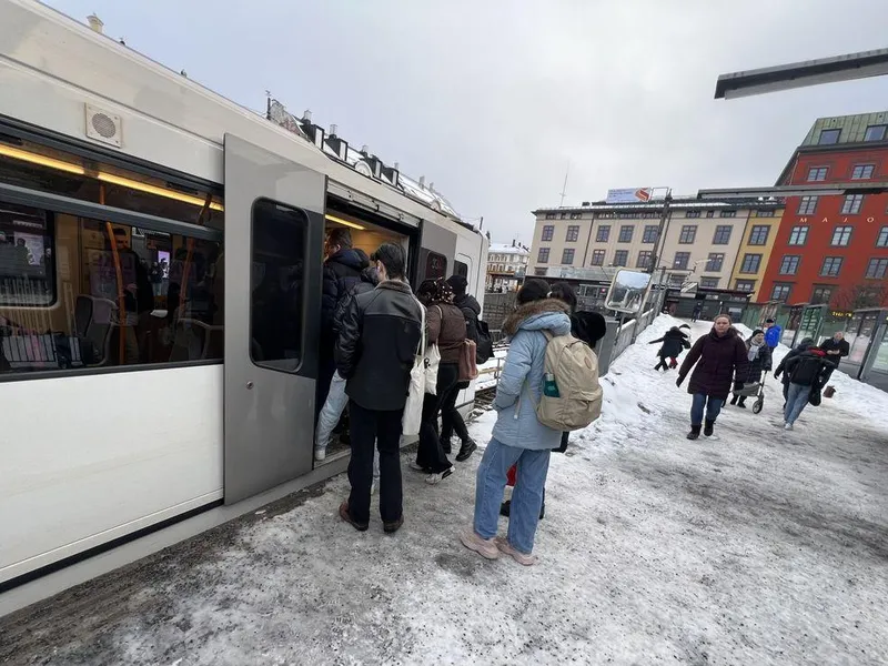 Kø tar tid: Av- og påstigning tar tid på Majorstuen T-banestasjon i dag når for mange passasjerer bruker de fremste dørene. Foto: Sporveien