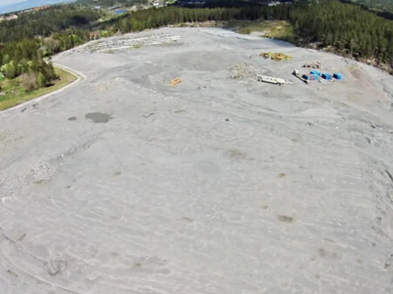 Slik så det ut på Åsland i 2021 da TBM-masser var lagt ut på området som var anleggsplass under drivingen av Follobane-tunnelen.. Foto: Bane Nor