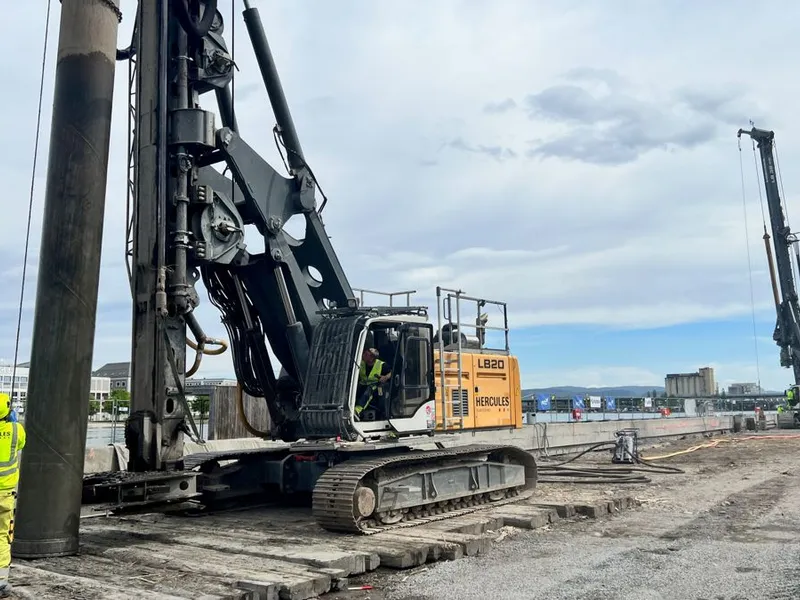 NCC-selskapet Hercules Fundamentering har nå hentet personell og maskiner fra danske NCC Fundering til byggingen av Drammen stasjon. Foto: NCC