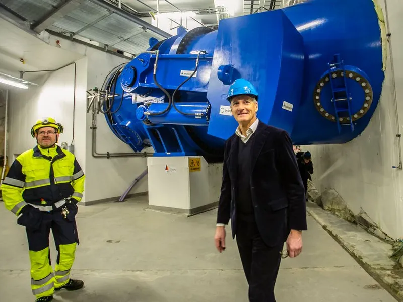 Statsminister Jonas Gahr Støre lot seg imponere over arbeidet og ingeniørkunsten bak kraftverket. Kraftverksoperatør Dag Flølo viste rundt.