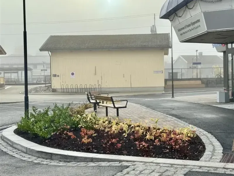 Bilde fra stasjonsparken i sentrum som har blitt oppgradert med ny rundkjøring, asfalt og beplantning