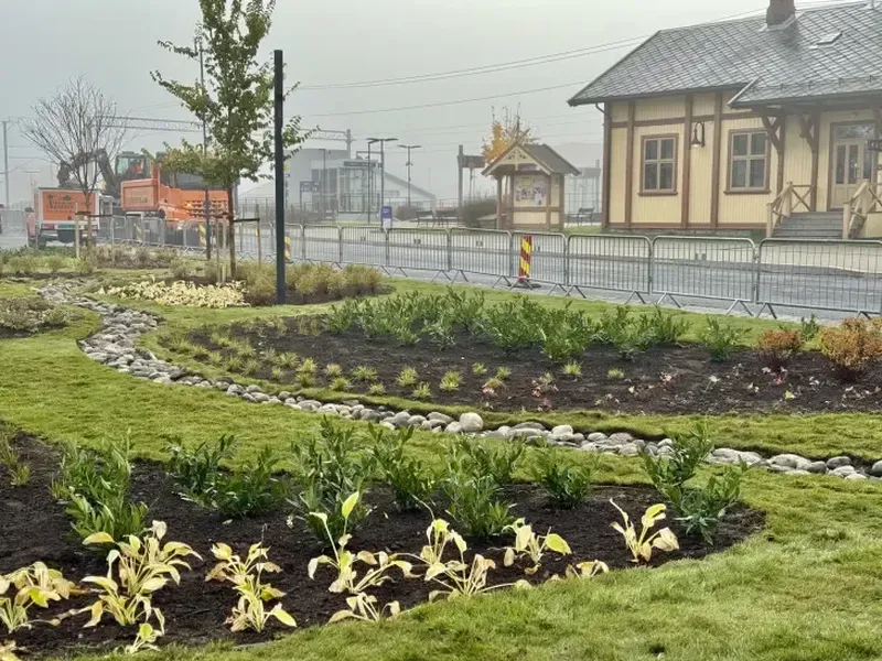 Bilde fra stasjonsparken i sentrum som har blitt oppgradert med ny rundkjøring, asfalt og beplantning