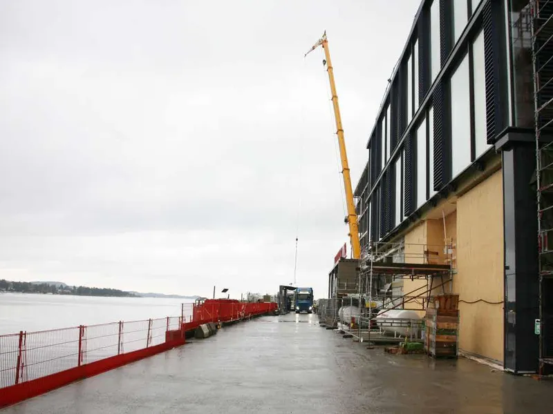 Logistikkutfordring med store trailere som må Hans Petter Leifsen og Ole Østby. rygge inn mellom bygg og bryggekant.